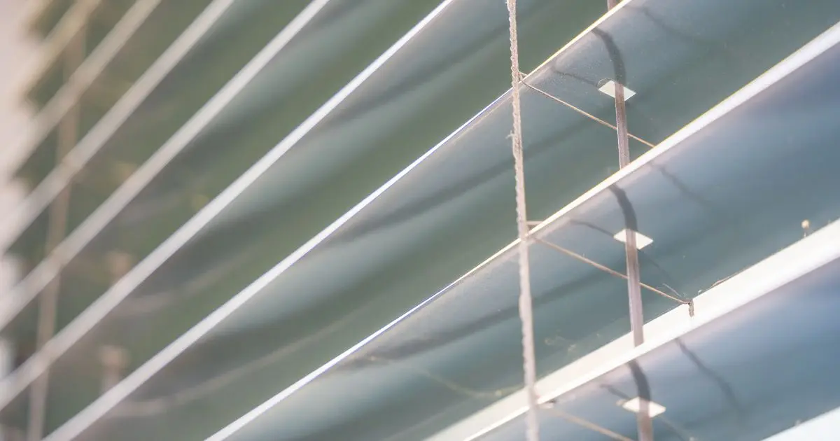 Choosing Office Blinds for Glare, Privacy and Productivity 1 venitian blinds close up in office space